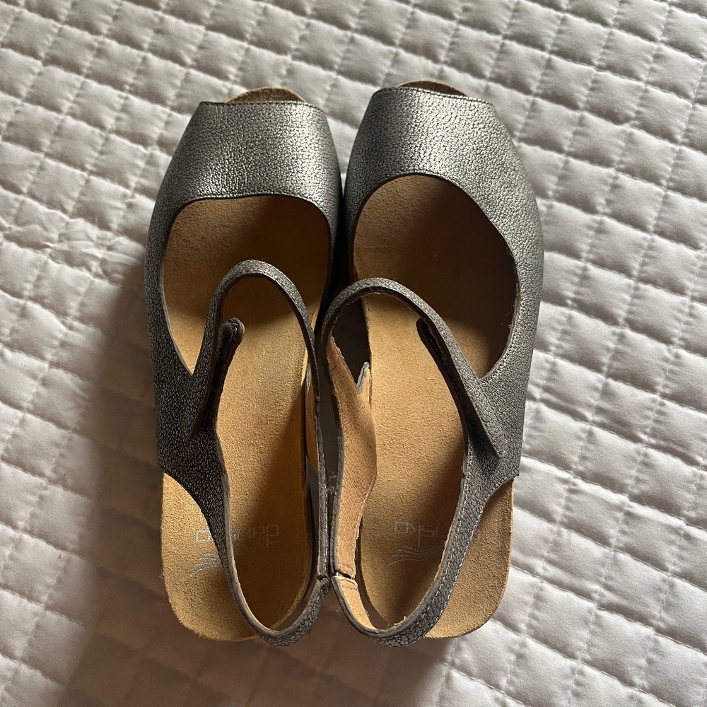 NWOT Dansko Marcy Slip-On Wedge Sandal - Size 38 (7.5-8W) Pewter - Never worn